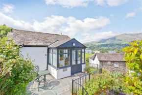 Badger's Cottage with stunning lake & mountain views
